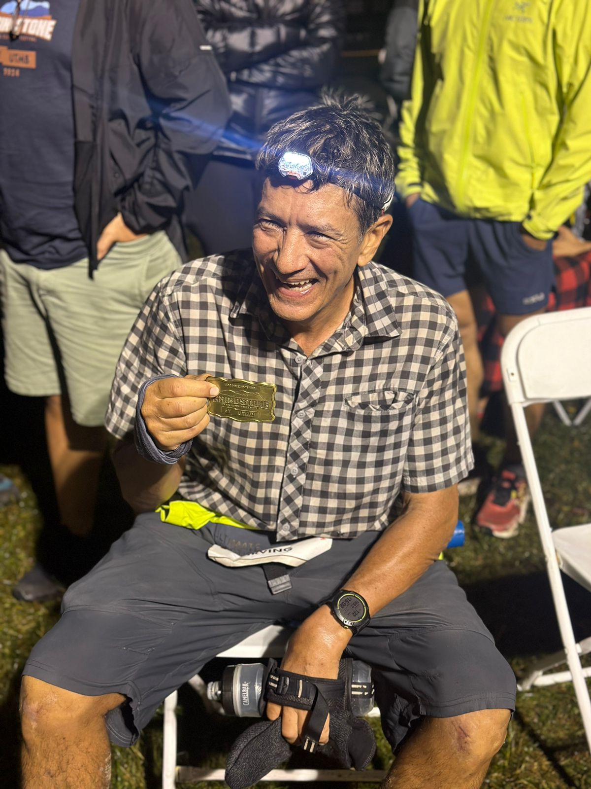 Irving Bennett con hebilla de Grindstone 100 millas